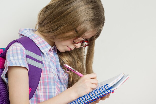 Niña estudiante de primaria