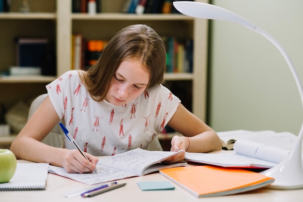 Niña, estudiante, sentado, escritura