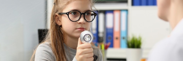 Niña en un examen médico con un estetoscopio