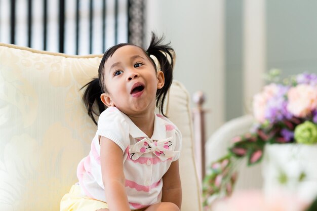 Una niña con una expresión facial graciosa.