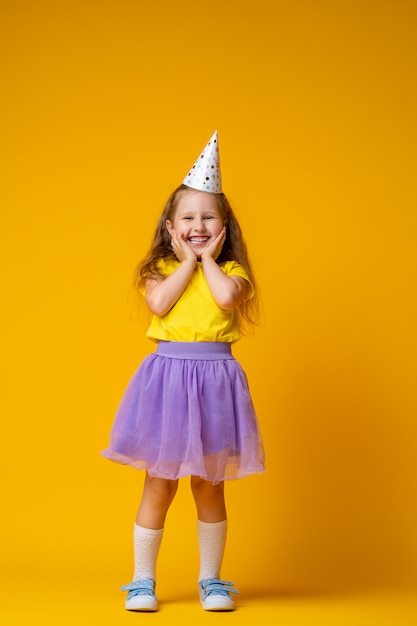 Niña con falda y gorro de fiesta