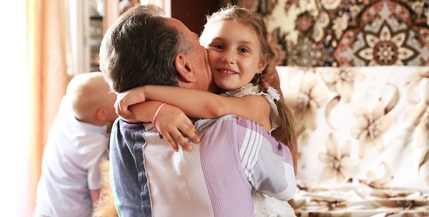 niña feliz abrazando a su padre