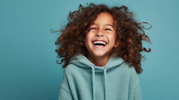 Niña feliz aislada en el fondo del estudio