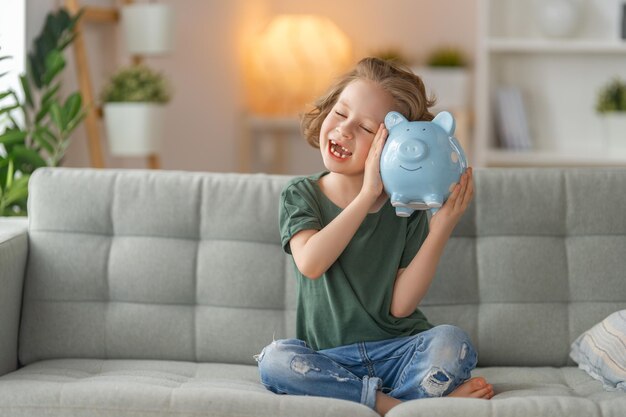 Niña feliz con alcancía