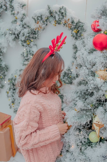 niña feliz en ambiente navideño