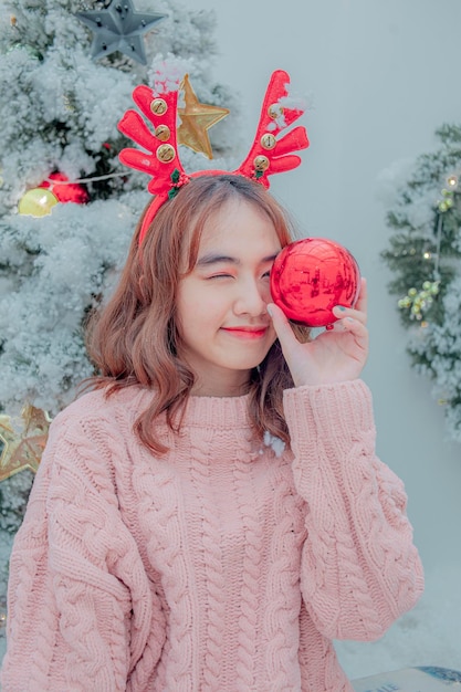 niña feliz en ambiente navideño