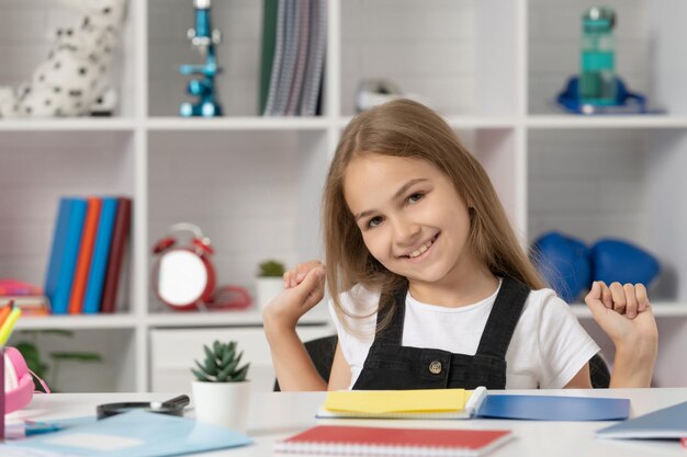 Niña feliz en el aula en vacaciones escolares