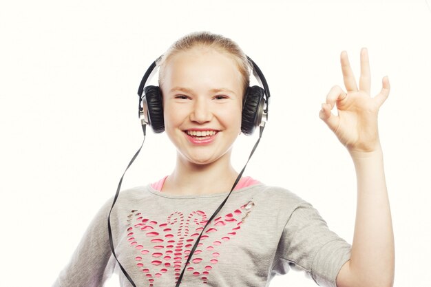 Niña feliz con auriculares