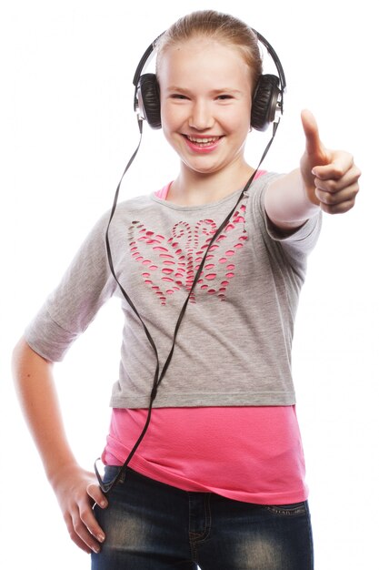 Niña feliz con auriculares