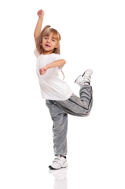 Niña feliz bailando aislada sobre fondo blanco