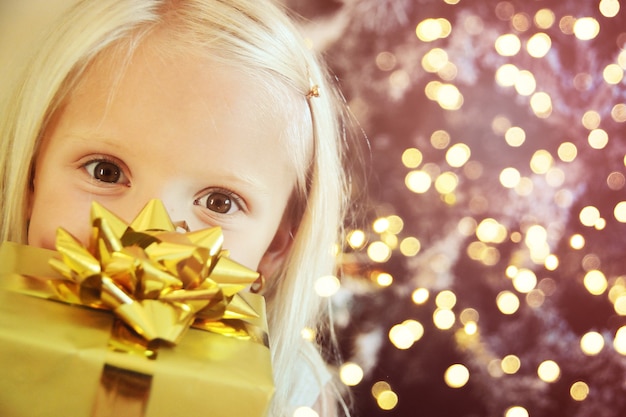 Niña feliz con caja de regalo de Navidad