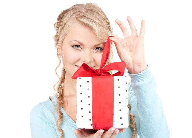 niña feliz con caja de regalo sobre blanco