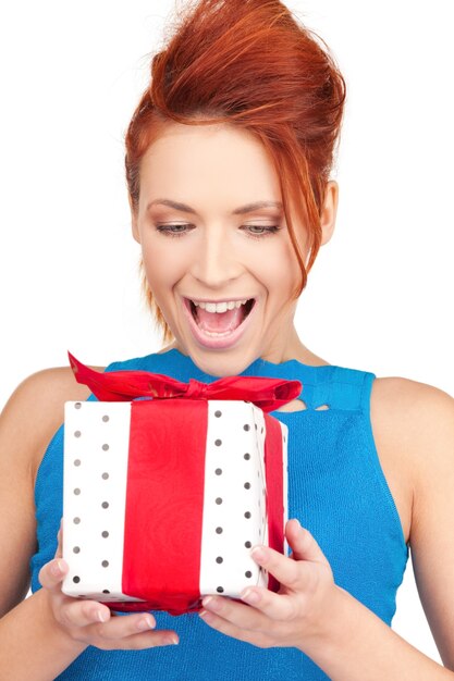 niña feliz con caja de regalo sobre blanco