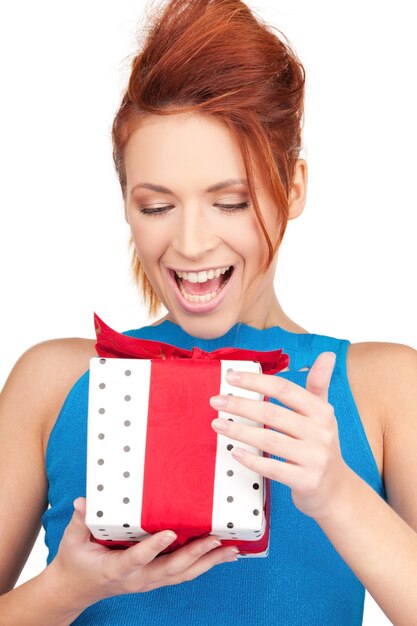 niña feliz con caja de regalo sobre blanco