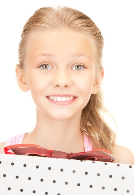 Foto niña feliz con caja de regalo sobre blanco