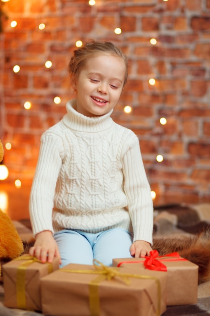 Niña feliz con caja de regalo