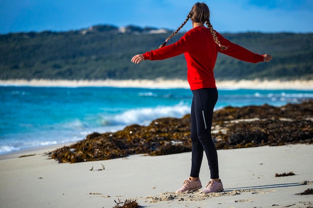 niña feliz camina en la famosa playa de rayas en la bahía de hamelin, cerca del río margaret en el oeste de australia