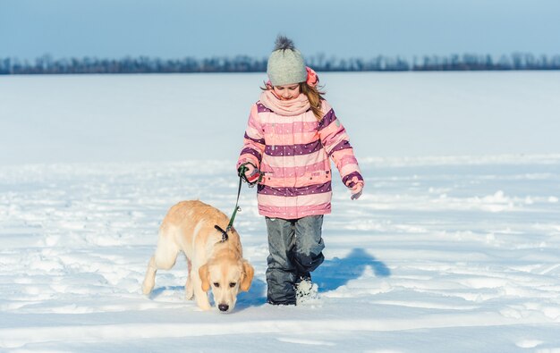 Niña feliz caminando con perro