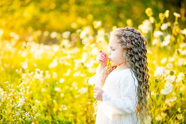 Niña feliz en el campo con flores