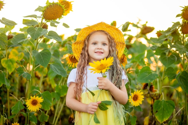 Niña feliz en el campo de girasol