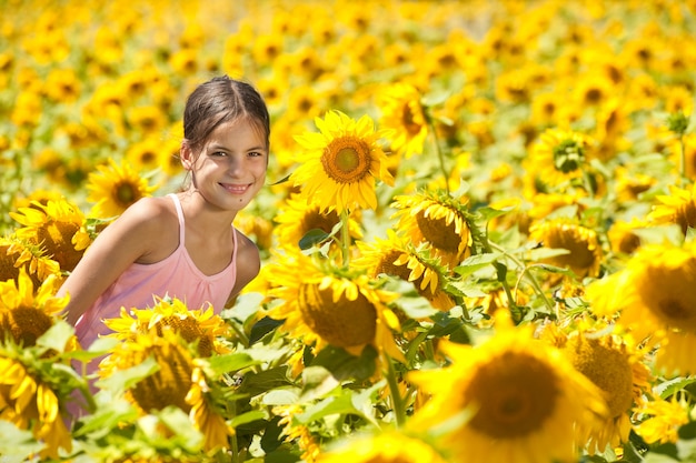 niña feliz en un campo de girasoles