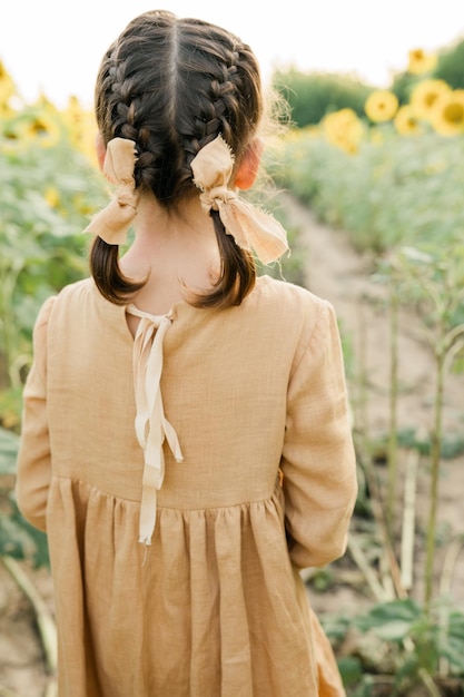 Niña feliz en el campo de los girasoles.