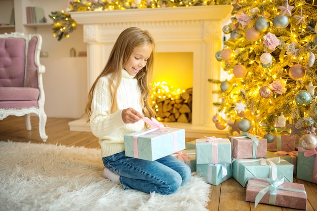 Niña feliz en casa durante la Navidad