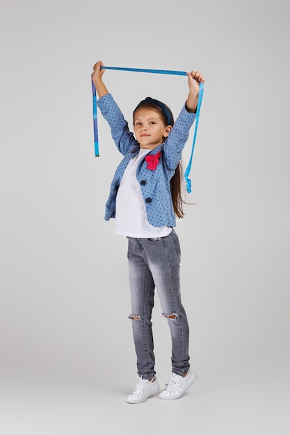 Niña feliz con cinta métrica