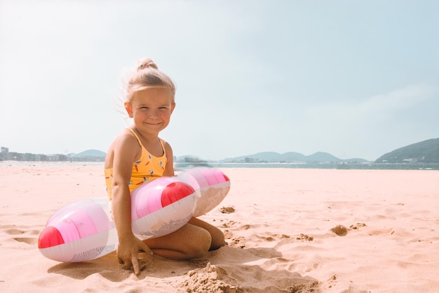 Niña feliz con círculo inflable