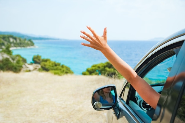 Una niña feliz del coche en el fondo del mar Grecia