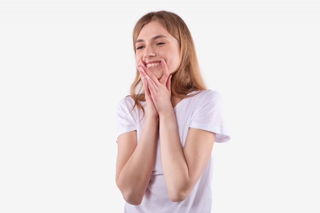 Niña feliz complacida, riendo, mirando hacia adelante. Regalos perfectos para concepto femenino