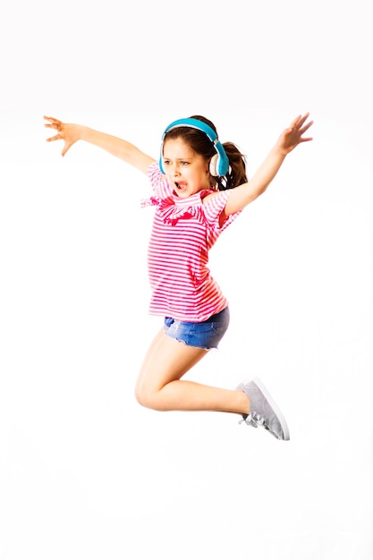 Foto niña feliz contra un fondo blanco