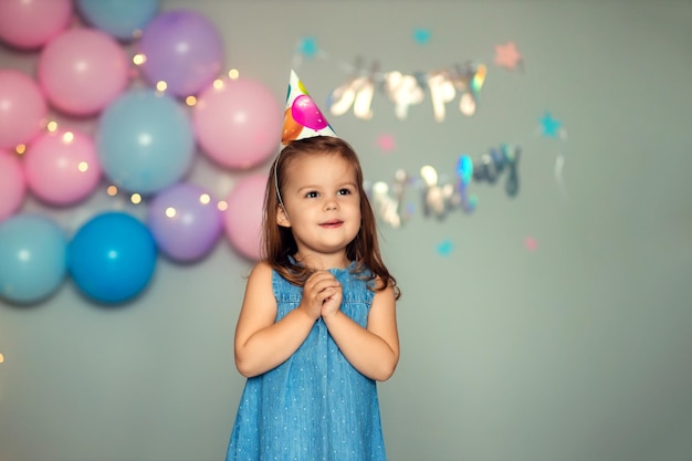 Niña feliz con un cumpleaños de regalo Childs