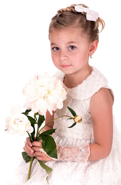 Niña feliz dando flores de peonía sobre fondo blanco.