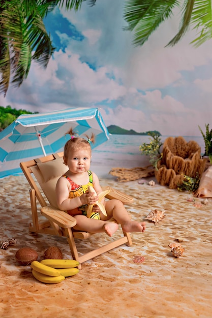 Niña feliz en una decoración de playa