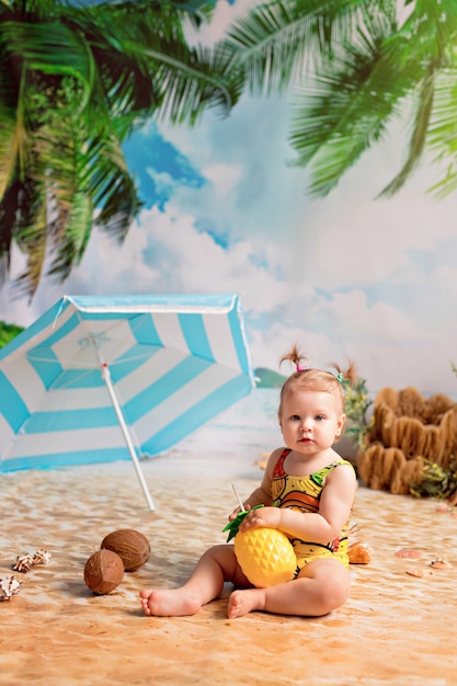 Niña feliz en una decoración de playa