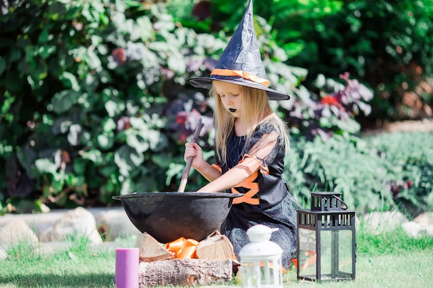 Niña feliz en disfraces de halloween