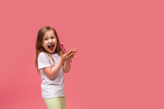 Niña feliz disfrutando de cepillarse los dientes