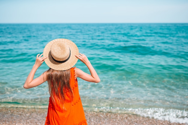 Niña feliz disfrutar de las vacaciones de verano en la playa