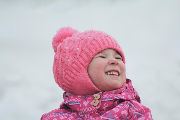 Niña feliz divirtiéndose en la nieve