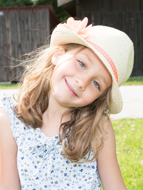 Niña feliz divirtiéndose en el parque con una gran sonrisa