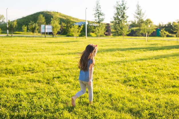 Niña feliz divirtiéndose en un parque de verano