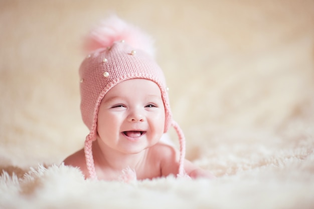 Niña feliz con elegante gorro de punto