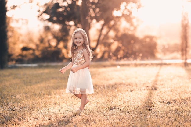 Niña feliz con elegante vestido de princesa