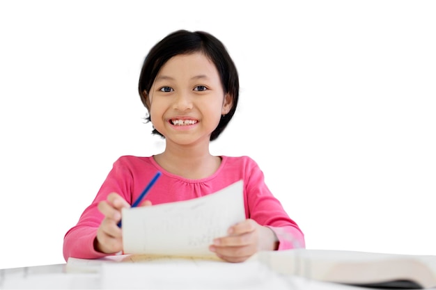 Niña feliz escribiendo notas en un papel