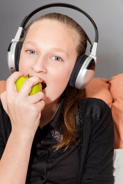 Niña feliz escuchando musica