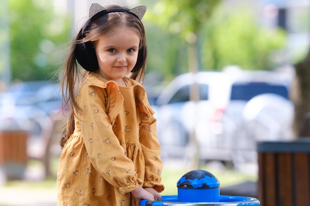 Niña feliz está jugando en el patio de recreo en el parque