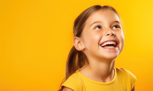 Niña feliz en un fondo amarillo brillante