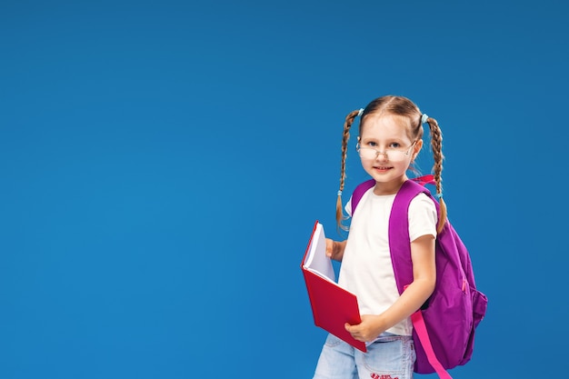 Niña feliz con gafas y libro