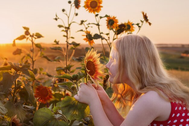 Niña feliz y girasol